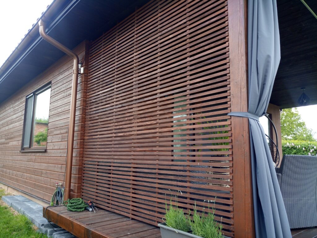 🎨 Kaip išsirinkti medinio fasado dažus Lietuvos klimatui: svarbiausi patarimai